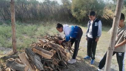"Адал азамат" біртұтас тәрбие бағдарламасы негізінде  мектеп тәлімгері М.Қыдырбаева білім алушыларды ұйымдастырып ауылымыздағы Базаркүл апаға көмек беріп қайтты.