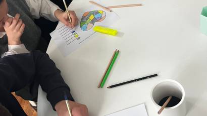 «Жүрегіңді түстермен толтыр» тақырыбында арт-терапия  сабағы өтілді. 